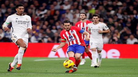 Jugadores del Real Madrid y Atlético de Madrid, luciendo brazaletes verdes.