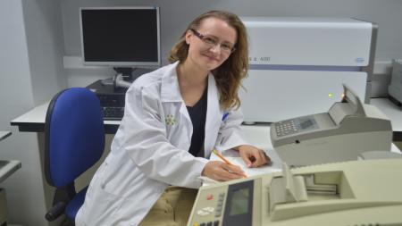 Susana Leskelä, en una imagen retrospectiva en su laboratorio del Hospital Ramón y Cajal de Madrid.