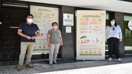 Xabier Txurruka (Alcalde de Zarautz), Begoña Crespo (presidenta de la Junta comarcal Urola Kosta de AECC Gipuzkoa) y Maider Sierra (responsable de prevención de AECC Gipuzkoa).