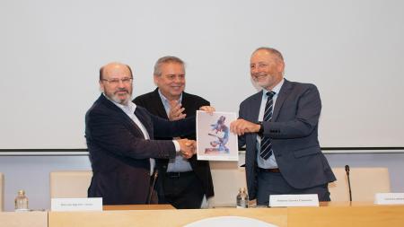 Entrega del diploma a Manuel Giráldez