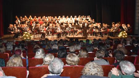 La Coral Polifónica de Getafe, al fondo, y la Unidad de Música MAGEN, en primer plano, frente al patio de butacas.