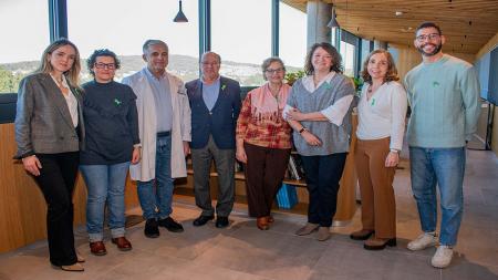 Representantes de la Asociación en la nueva sala de espera de Oncología del CHUS