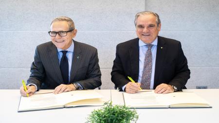 Ramón Reyes, presidente de la Asociación Española Contra el Cáncer y Jesús Aguilar, presidente del Consejo  General del Colegio de Farmacéuticos