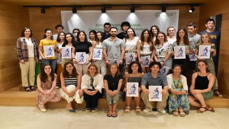 Imagen de familia como los futuros investigadores y los miembros de la Asociación y su Fundación Científica.