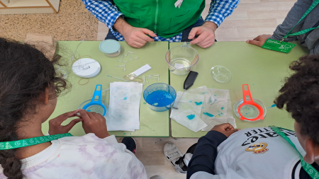 Detalle de dos alumnos realizando sus primeros experimentos científicos en el CEIP Mare de Déu del Toro.