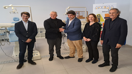 Diego González y el Dr. José Reyes, acompañados por sus respectivos equipos, tras la firma de renovación del convenio y durante la visita a la Escuela Universitaria ADEMA.