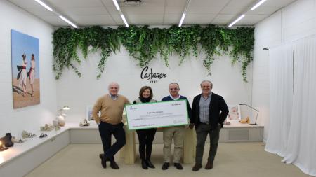 Los hermanos Castañer haciendo entrega del cheque a Isabel Alejandro, presidenta de la Asociación Española Contra el Cáncer.