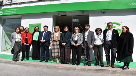 Representantes municipales de la zona norte de Madrid y de la Asociación Contra el Cáncer madrileña, en la inauguración del Espacio Madrid Norte.