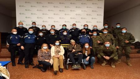 Los efectivos que participaron en la exhibición posan juntos en la Sede de la Asociación en Madrid.