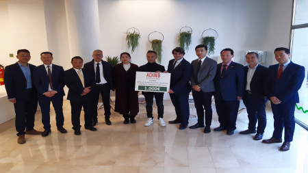 El presidente de la Asociación Española Contra el Cáncer en Illes Balears, Dr. José Reyes, y el presidente de ACHINIB, Fang Ji, junto con miembros de su Junta directiva —Junrong Xu, Xialing Liu y Minwei Jiang— y varios representantes de comerciantes chinos en Mallorca.