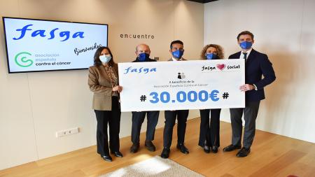 De izquierda a derecha, Isabel Bauluz, Javier Prado, Miguel Venegas, Ruth Fernández y Rubén García, posando con el cheque entregado.