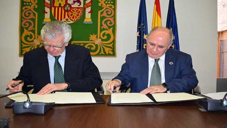 Ignacio Muñoz Pidal, presidente AECC y Carlos Daniel Casares Díaz, secretario General FEMP