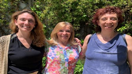 Elisa Cuadrado (izq.), junto a María José Meniz (centro) y María Salvador.