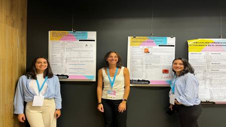 De izquierda a derecha, Carlota Fernández-Bravo, Silvia Muñoz y Laura Castro, junto a sus posters.