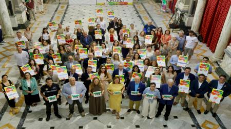 Foto de grupo junto a los representantes de las empresas patrocinadoras y colaboradoras del evento. 