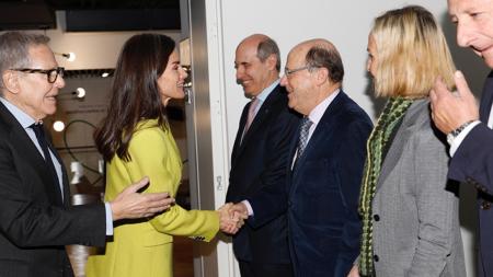 Recepción de la Reina a su llegada al acto