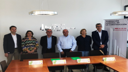 De izquierda a derecha: Mario Guillén, gerente de Fundación Laboral de la Construcción (FLC) Baleares; Sonia Saavedra, vicepresidenta de FLC Baleares en representación de UGT FICA; Jaime Bellido, vicepresidente de Asociación Española Contra el Cáncer en Illes Balears; Climent Olives, presidente de FLC Baleares; Susana Offidani, en representación de CCOO del Hábitat, y Julio Gil, director FLC.