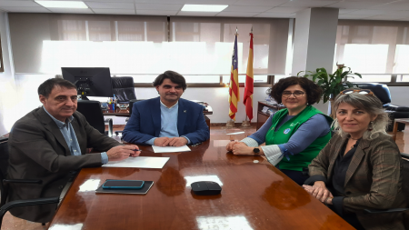 De izquierda a derecha: el director general del Servicio de Salud de las Islas Baleares, Manuel Palomino; el presidente de la Asociación en Illes Balears, Dr. José Reyes; la coordinadora de Voluntariado de la Asociación en Illes Balears, Giovanna Gutiérrez, y la directora gerente del Hospital de Inca, Soledad Gallardo.
