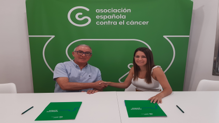Jaime Bellido, vicepresidente de la Junta Provincial de Illes Balears de la Asociación Española Contra el Cáncer, y Carolina Rosselló, presidenta del Colegio Oficial de Trabajo Social de Baleares, tras la firma del convenio.