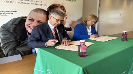Jaime Salaverri, presidente de la Asociación Española Contra el Cáncer en Madrid, e Inmaculada Sanz, vicealcaldesa de Madrid, firmando el convenio. 