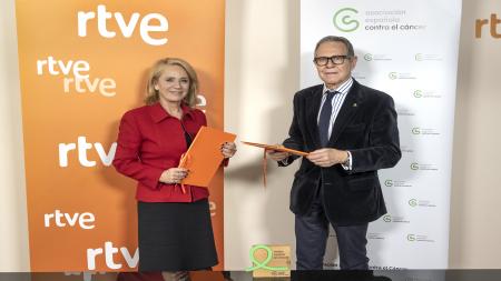 Elena Sánchez, presidenta interina de RTVE, junto a Ramón Reyes, presidente de la Asociación Española Contra el Cáncer