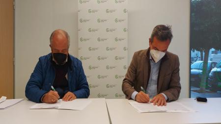 D. Ramón Blanco Pardiñas y D. Eduardo González Marzo firmando el convenio