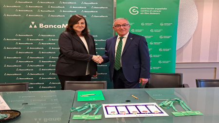 Sonia Colino, directora de la unidad de Personas, Marca y Sostenibilidad, y Jaime Bellido, vicepresidente de la Asociación Española Contra el Cáncer en Illes Balears, tras la firma del acuerdo.