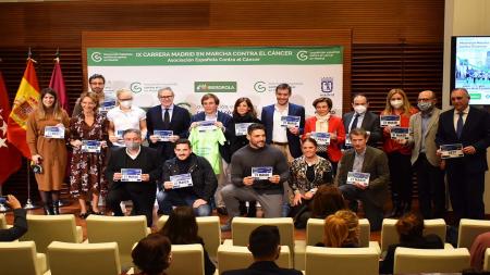 Imagen de familia de la presentación de la IX Carrera Madrid En Marcha Contra el Cáncer.