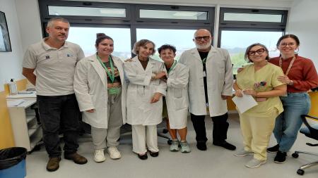 Personas voluntarias de la Asociación Española Contra el Cáncer en la Unidad de Cuidados Paliativos del Complejo Hospitalario Universitario de Santiago