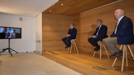 Pacientes al fondo en pantalla. Sentados, de izda. a dcha. Ramón Reyes, Antonio San José y Alfredo Carrato