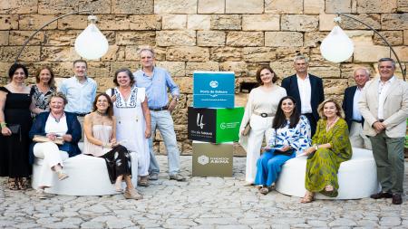 Foto de grupo de asistentes en el momento de apertura de puertas de 'La Nit Solidària'.