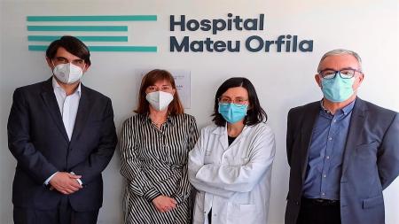 De izquierda a derecha: el presidente de la Asociación en Illes Balears, Dr. José Reyes; la presidenta de la Junta Comarcal de Ciutadella de la Asociación, Rufi Lorente; la gerente del Área de Salud de Menorca, Dra. Ana Trenado, y el vicepresidente de la Asociación en Illes Balears, Jaime Bellido.