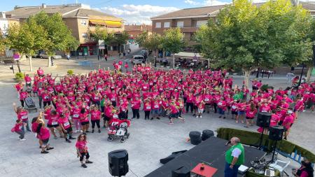 Los participantes antes de iniciar la VI Marcha Contra el Cáncer de Fuente el Saz de Jarama en la plaza de la Villa.