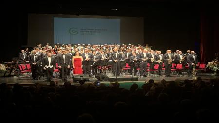Unidad, Coral y cantantes, juntos sobre el escenario del teatro auditorio 'Federico García Lorca' de Getafe.