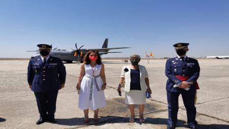 Desde la izquierda, el general Juan Ángel Treceño, la alcaldesa Sara Hernández, la presidenta de AECC Getafe, Gloria Dopico, y el coronel Santiago Alfonso Ibarreta, en la Base Aérea de Getafe..