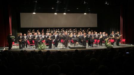 La Unidad de Música del Mando Aéreo General ACAR Getafe, la Coral Polifónica de Getafe y el tenor Tomás Puche, sobre las tablas del 'Federico García Lorca'.