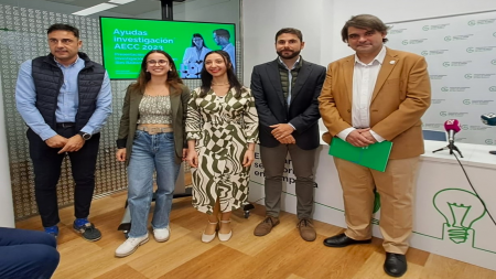 De izquierda a derecha: Gabriel Rojo, Laura Gálvez, Serena Sadoun, Dr. Adrià Muntaner y Dr. José Reyes durante el acto de entrega de las Ayudas.