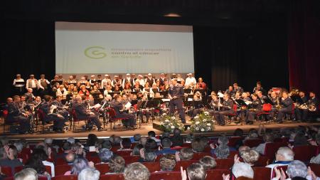 Coral Polifónica de Getafe, al fondo, y la Unidad de Música del MAGEN. Más de 120 personas sobre el escenario.