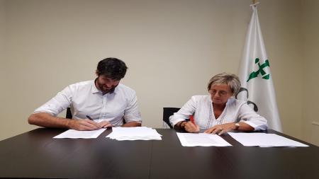 Gurutz Aginagalde y Gemma Landache en la firma del convenio