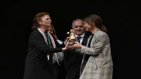 Laura Ruiz de Galarreta (dcha.) recoge el premio de manos de la presidenta de la Hermandad, Isabel Páramo.