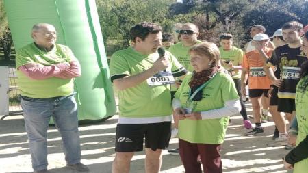 El alcalde de Las Rozas, José de la Uz, micrófono en mano, junto a la presidenta de la Asociación Española Contra el Cáncer en la localidad, Mercedes Muro.