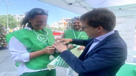 El alcalde de Madrid, José Luis Martínez-Almeida, depositando su donativo en una hucha en Cibeles.