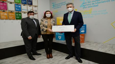 Desde la izquierda, Juan Manuel Hortalá, Carmen Librero y Jaime Salaverri, en la entrega del primer premio en INECO.