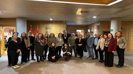 Jaime Salaverri posa con los representantes políticos, diputados y profesionales de la Asociación que le acompañaron a la Asamblea de Madrid.