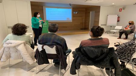 Vanesa Jorge, psicooncóloga responsable del Área de Psicosocial de la Asociación en Madrid se dirige a los asistentes al curso.