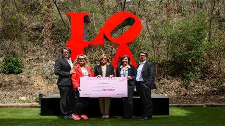 Maite Casademunt, directora creativa y presidenta de LOLA CASADEMUNT, Fernando Espona, presidente de la compañía, y Paco Sánchez, CEO de la firma, han sido los encargados de entregar el cheque.