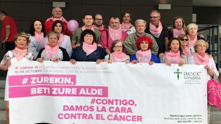 Comerciantes de Lasarte-Oria se solidarizan con las personas afectadas por el Cáncer de Mama