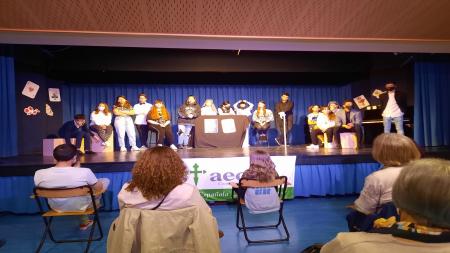 El salón de actos del colegio Villa de Móstoles se llenó hasta un 30% de su aforo, unas 120 personas.