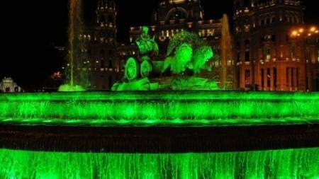 La madrileña fuente de la diosa Cibeles iluminada de verde.
