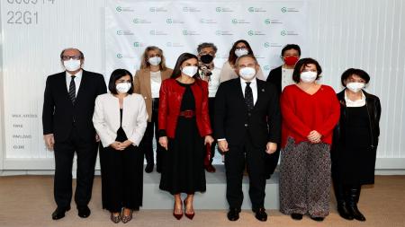 En primera fila, desde la izquierda, el Defensor del Pueblo, Ángel Gabilondo; la ministra de Sanidad, Carolina Darias; S.M. la Reina doña Letizia; el presidente de la Asociación, Ramón Reyes; la directora general de la entidad, Noema Paniagua; y Belén Fernández, responsable del Observatorio del Cáncer; junto a cuatro pacientes. (Foto: Casa de SM el Rey) 